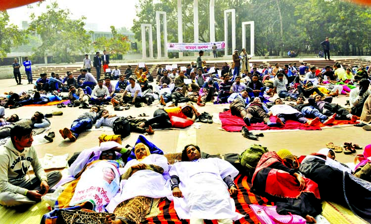 Bangladesh Digital Center Directors Entrepreneurs Forum observed a fast unto death programme at the Central Shaheed Minar in the city on Monday to meet its two-point demands.