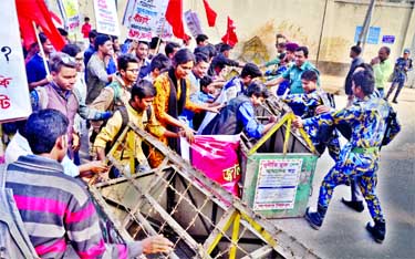 Leaders and activists of different organizations including Samajtantrik Chhatra Front scuffled with police near Bangladesh Secretariat on Monday when they were heading towards the Ministry of power, Energy and Mineral Resources for submitting memorandum,
