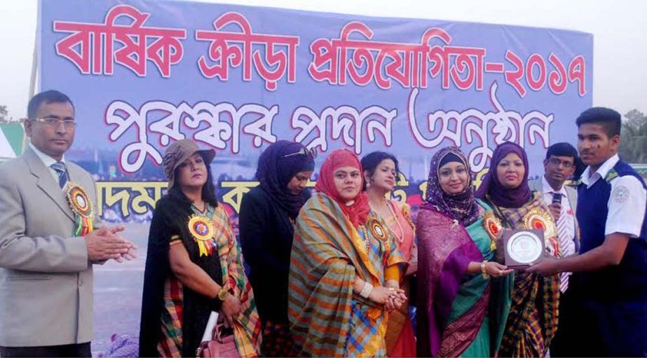 Mrs. Syeda Towhida Rahman, wife of Adjutant General of Bangladesh Army Major General SM Matiur Rahman giving away the prize to a winner of Annual Sports Competition of Adamjee Cantonment Public School in Dhaka Cantonment on Wednesday.