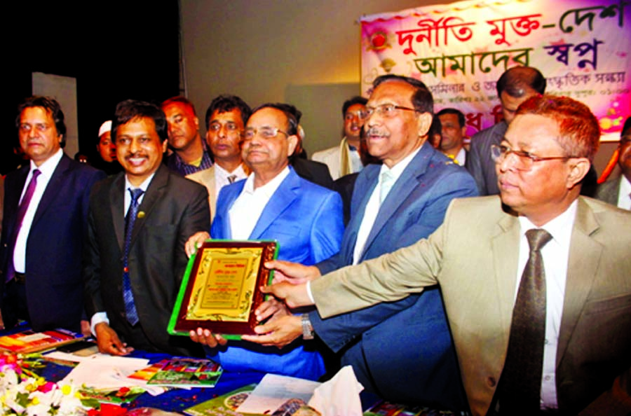 Railways Minister Majibul Huq handing over citation crest to the Managing Director of Business Alliance SI Majumder Miraj for the latter's contribution in social services in the auditorium of Bangladesh Medical Association in the city on Thursday.