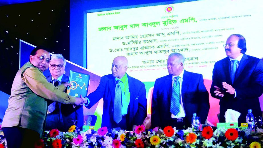 The Federation of Bangladesh Chambers of Commerce and Industry (FBCCI) was awarded 'Certificate of Merit' by the World Customs Organization (WCO) recently. FBCCI President Abdul Matlub Ahmad received the award on behalf of the association from Finance M