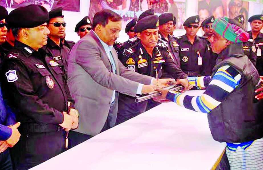 20 members of Jahangir Bahini, robber gang of Sundarbans area surrendered to RAB in presence of Home Minister Asaduzzaman Khan with huge arms and ammo at its Headquarter in Barisal on Sunday.
