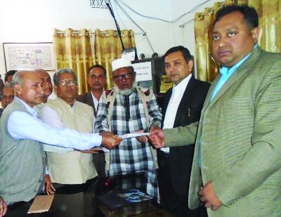 BETAGI(Barguna): Alahj ABM Golam Kabir, Mayor, Betagi Pourashava and Porush Chandra Karmakar, President, Betagi Bandar Traders Association giving a memorandum to UNO MM Mahmudur Rahman on behalf of the Association demanding cancellation of rotation sy