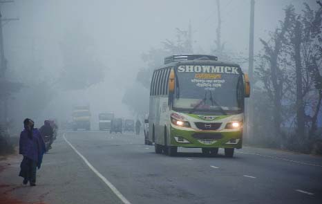BOGRA: Dense fog has been disrupting movement of vehicles in the northern region. This picture was taken from Bogra-Dhaka Highway yesterday.