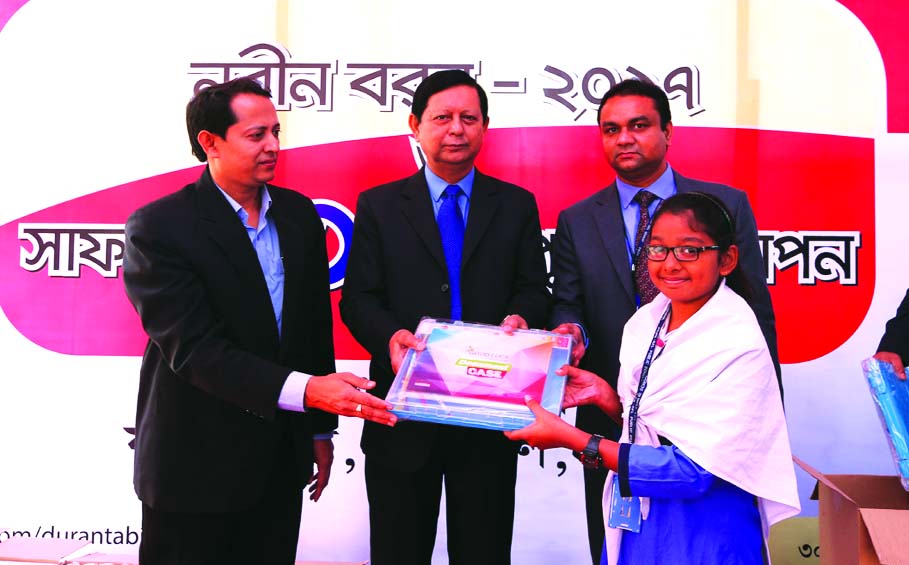 Freshers' reception and prize giving ceremony of PRAN-RFL Public School held on the school premises at Ghorashal, Narsingdi recently. Mostak Chowdhury, General Manager of PRAN Industrial Park, handing over the 'Best Student-2016' awarded among the stud