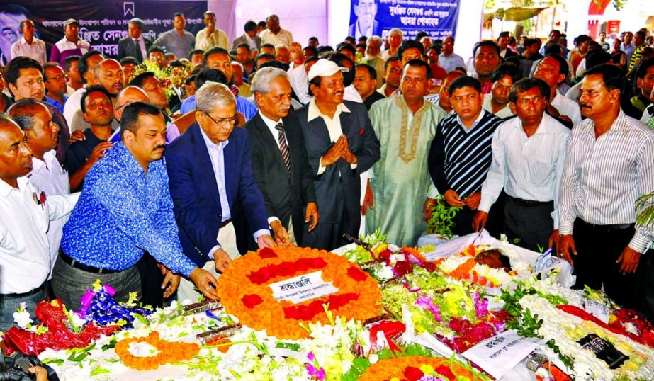 BNP Secretary General Mirza Fakhrul Islam Alamgir along with the party colleagues paid tributes to veteran parliamentarian and Awami League leader Suranjit Sengupta by placing floral wreaths on his coffin at Shri Shri Dhakeshwari National Temple in the ci