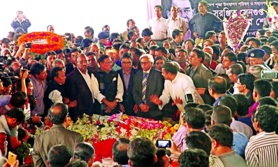 General Secretary of Awami League (AL) Obaidul Quader along with the party colleagues paid tributes to veteran parliamentarian and AL leader Suranjit Sengupta by placing floral wreaths on his coffin at Shri Shri Dhakeshwari National Temple in the city on