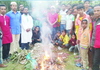 BETAGI(Barguna): Nahid Mahmud Hasan Titu, Member, Barguna Zilla Parishad inaugurating cleanness drive by burning dusts from Mokmia Bazar on Saturday.