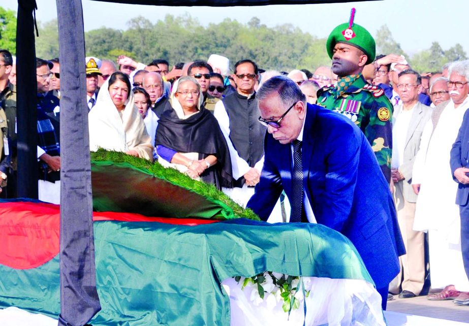 President Abdul Hamid and Prime Minister Sheikh Hasina paid last respect to veteran Parliamentarian Suranjit Sengupta at South Plaza of Jatiya Sangsad on Sunday.