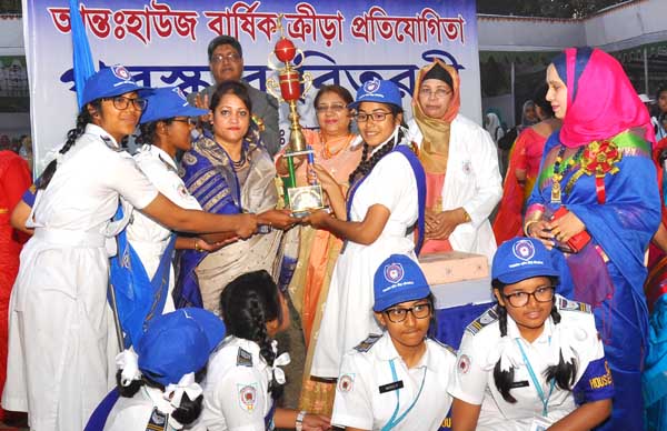 Begum Nazma Salah Uddin, wife of Major General M Salah Uddin Miraji handing over championship trophy to Begum Rokeya House at Dhaka Cantonment College premise on Tuesday.