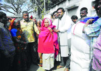 SUNDARGANJ(Gaibandha): Abdullah Al- Mamun, Poura Mayor, Sundarganj Pourashava distributing blankets among the cold -hit people in Sundarganj Upazila on Wednesday.
