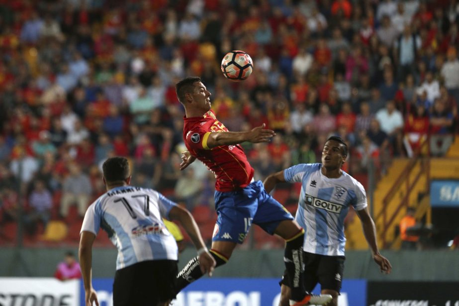 Diego Churin of Chile's Union Espanola heads the ball flanked by Gianni Rodriguez, left, and Jose Barriosnuevo, both of Uruguay's Cerro, during a Copa Libertadores soccer match in Santiago, Chile, Tuesday.