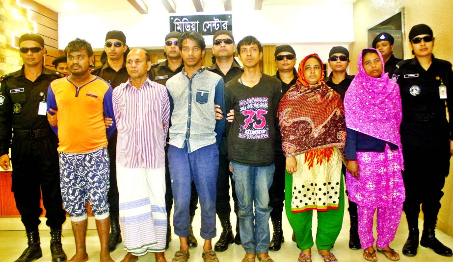 RAB on Thursday arrested six fraud gangsters including two women from Dhaka and Narayanganj areas on various charges. This photo was taken from RAB media centre.