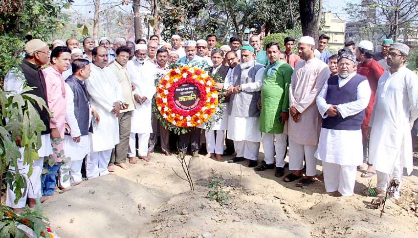 CCC Mayor A J M Nasir Uddin placing wreaths at the grave of central leader Md Sirajul Islam Mia on the occasion of his 22nd death anniversary yesterday.