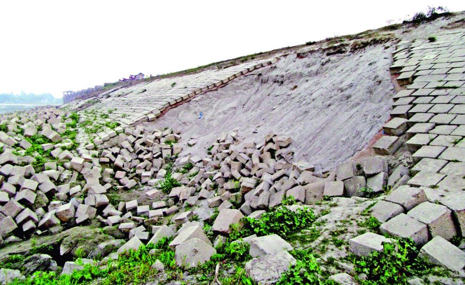 SIRAJGANJ: The major portion of Betil embankment in Belkuchi Upazila was damaged last year but no step was taken to repair it . In the rainy season, erosion of mighty Jamuna River may take serious turn at this point .