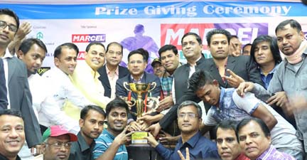 Members of Fakirerpool Youngmens Club receiving the championship trophy of the Marcel Bangladesh Championship League from Senior Vice-President of BFF Abdus Salam Murshedy and Head of Sports and Welfare Department of Walton Group FM Iqbal Bin Anwar Dawn a