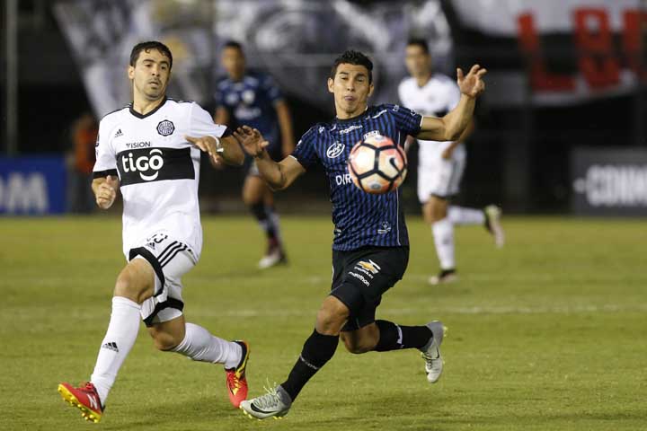 Julian Benitez of Paraguay's Olimpia (left) fights for the ball with Efren Mera of Ecuador's Independiente del Valle during a Copa Libertadores soccer match in Asuncion, Paraguay on Thursday.