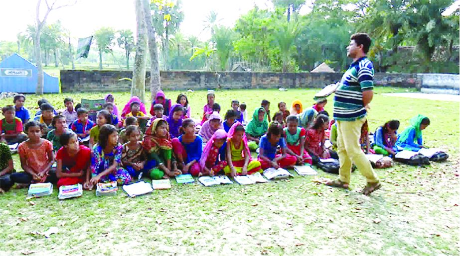 KHULNA: Students of Anandanagar Govt Primary School in Rupsha Upazila attending classes under the open sky. This picture was taken yesterday.