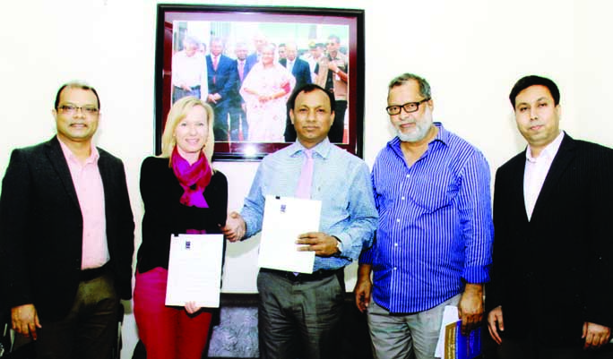 Treasurer of Dhaka University (DU) and Chief of International Foundation for Electoral Systems, Bangladesh Prof Dr Kamal Uddin and Silaia Pasilina respectively at the signing ceremony of a Memorandum of Understanding (MoU) at the Treasurer's office of DU