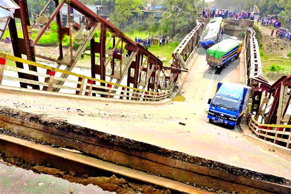 A bailey bridge collapsed with goods laden truck and a covered van at Simnakhali area on Jessore-Magura Highway on Monday.