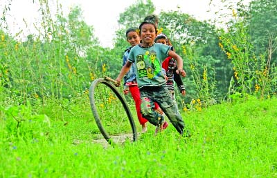 SIRAJGANJ: As winter is about to say good bye, a folk of playful village children are rejoicing with the waste tyre of bicycle in spring. This snap was taken from Srikhola Village of Ullahpara Upazila yesterday.