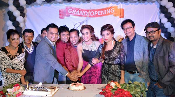 Last Saturday night popular TV actress and model Ahona Rahman and her cousin Liza Mituâ€™s joint venture a parlour named Aho-mi started its journey. Besides Ahona and Mituâ€™s family, actors and directors Mir Sabbir and DA Tayeb, among others, w