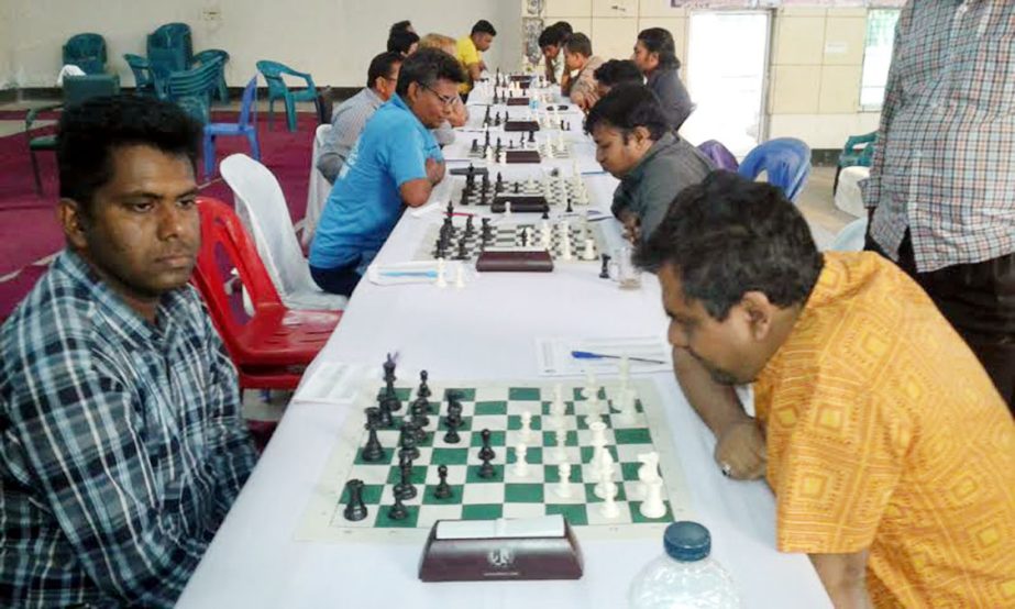 GM Ziaur Rahman (right) in action against Gias Uddin Mithu in the International Mother Language Day International Rating Chess Tournament at Sonargaon Upazila Parishad auditorium in Narayanganj on Thursday.