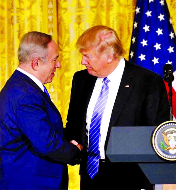 President Donald Trump (R) greets Israeli Prime Minister Benjamin Netanyahu at a joint news conference at the White House. Internet photo