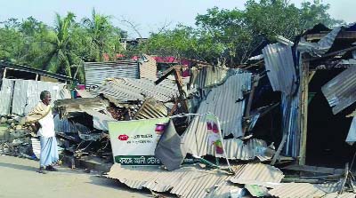 BARISAL: Barisal City Corporation evicted 118 illegal structures at Kawnia BSCIC area on Thursday afternoon.