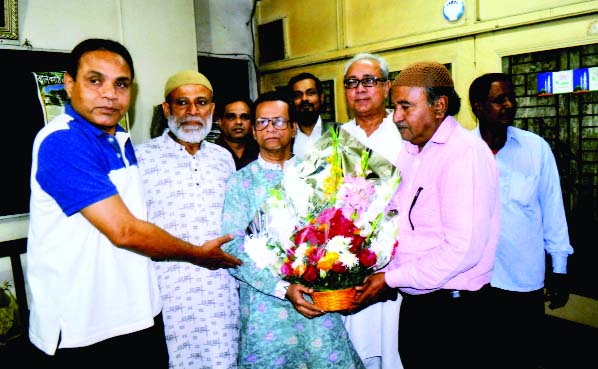 NARAYANGANJ: Newly-elected office -bearers of Shaheed Zia Smriti Sangsad being greeted by local leaders recently.