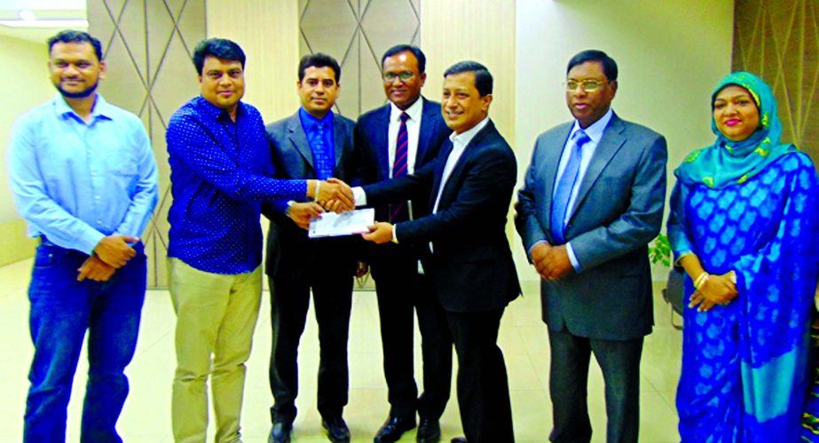 Md Zakiullah Shahid, Chairman, Prime Insurance Company Ltd (PICL) handed over a claim cheque to Md Alamgir, Proprietor of MS SS Enterprise gutted in DNCC Market at Gulshan-1 in recently at its head office in the city on Sunday. This shop was financed by