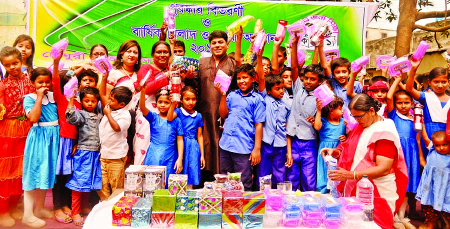 Councillor of 26 No. Ward of DSCC Hasibur Rahman Manik at a photo session with the winners of annual prize of Chowdhury Bazaar Government Primary School in the city's Rasulbag area on Sunday.