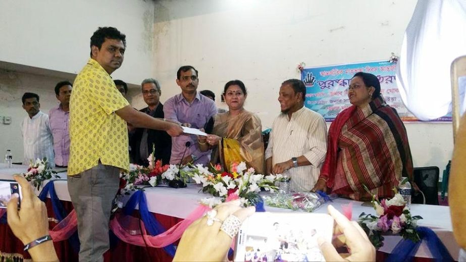 Mrs. Dalia Liakot, wife of Honorable Member of Bangladesh Parliament Narayangaj-3 Liakot Hossain Khoka distributing prize to GM Ziaur Rahman at Sonargaon Upazilla Parishad Auditorium on Monday.