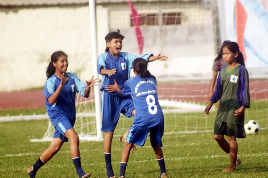 A scene from the match of the Bangamata Begum Fazilatunnesa Mujib Gold Cup Primary School Football Tournament between Chittagong Division and Dhaka Division at the Bangabandhu National Stadium on Thursday.