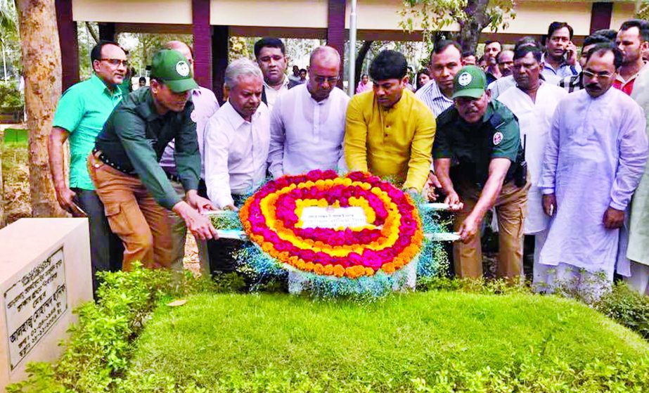 Acting Mayor of Dhaka South City Corporation Mohammad Nasim Miah placing floral wreaths on the grave of former Mayor of Dhaka City Corporation late Mohammad Hanif at Azimpur Graveyard in the city on Friday for his appointment.