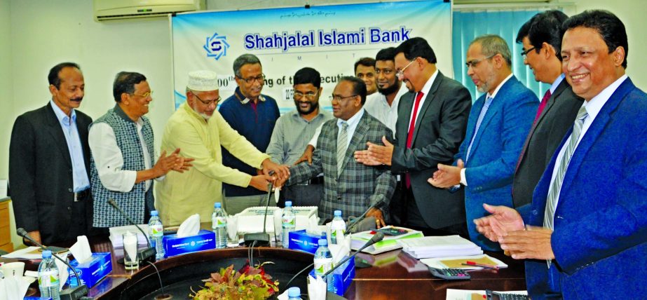 Md Sanaullah Shahid, Chairman of the Executive Committee (EC) of Shahjalal Islami Bank Limited cutting cake marking of its 700th EC Meeting at the bank head office in the city recently. Fakir Akhtaruzzaman, Vice-Chaiman, Anwer Hossain Khan, Akkas Uddin Mo