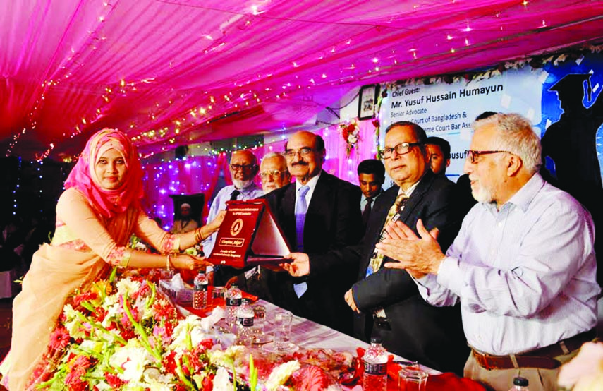 President of the Supreme Court Bar Association Yusuf Hossain Humayun handing over crest to a female student of Law Department of Northern University Bangladesh on its Banani campus on Saturday on the occasion of graduation ceremony of Faculty of Law of th