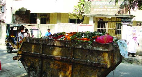 KHULNA: People facing problems as garbage has been piled up in front of Pabla Ishakia Mosque by KCC at Daulatpur area yesterday..