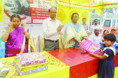 MANIKGANJ: Kaniz Fatima, UNO, Daualatpur Upazila distributing prizes at the Reading Utsab organised by Upazila Administration as Chief Guest on Monday.