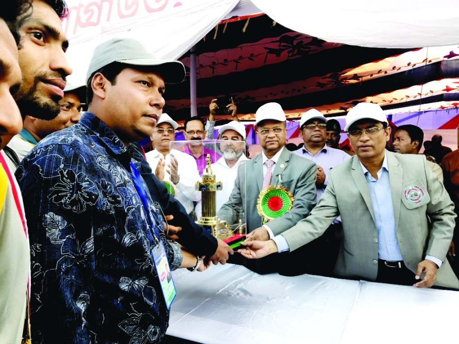 Amjad Hossain, Director General, Bangladesh Railway distributing champion trophy to Lalmonirhat Zila Team of West Zone in the two-day long 38th annual sports competition of the Bangladesh Railway at Pologround in the port city yesterday.