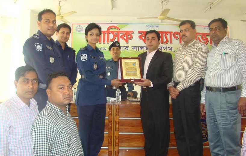 RAJBARI: Salma Begum, SP, Rajbari giving crest to the officials of Special Branch of Rajbari Police at the monthly welfare meeting of Rajbari District Police for their better performance recently.