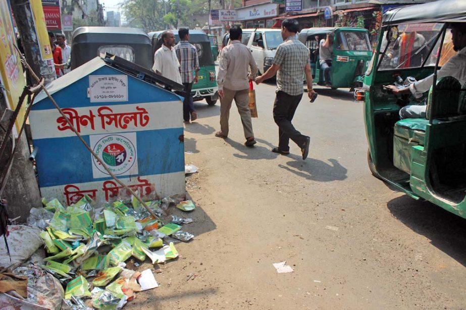 SYLHET: People at Dargah Gate are not using dustbin properly though dustbins have been set up by the SCC. This snap was taken on Wednesday.