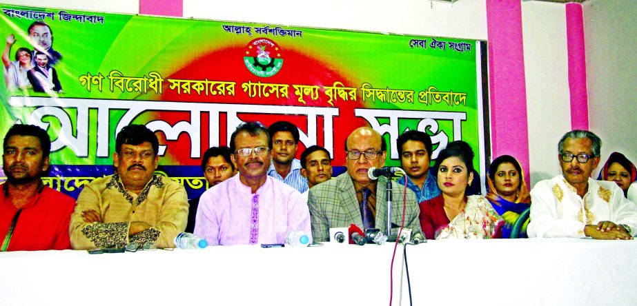 BNP Vice-Chairman Khondkar Mahbub Hossain speaking at a discussion organised by Bangladesh Jatiyatabadi Sangram Dal in the auditorium of Bangladesh Photo Journalists' Association in the city on Friday in protest against price hike of gas.