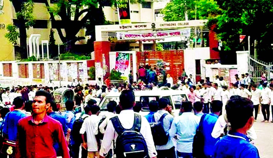 Students of Chittagong Govt College engaged in factional clash of Chhatra League over establishing supremacy in college politics.