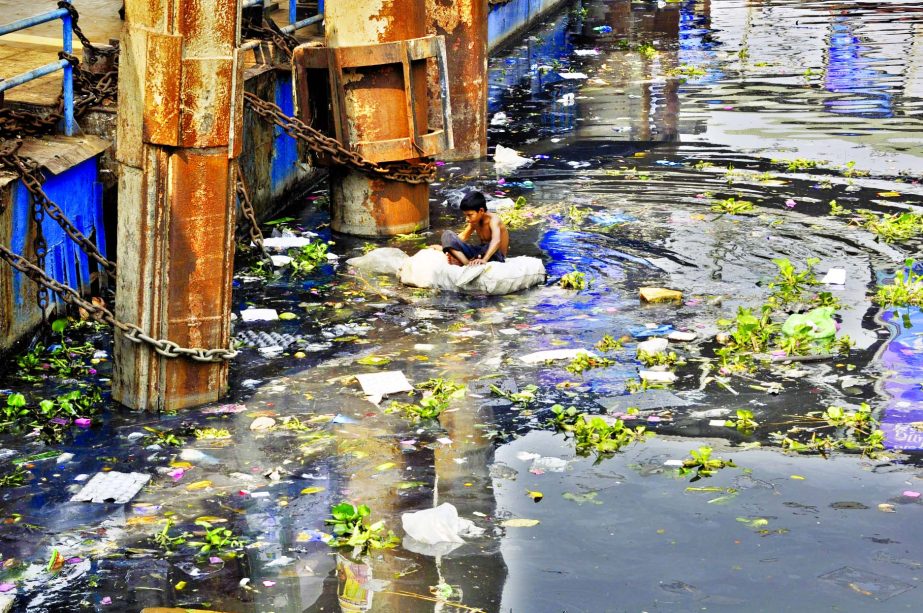 The water pollution in the Buriganga River still remains at the same level despite several initiatives taken by the concerned Ministries in the recent days. Several government decisions have been made to revive the condition of Buriganga among which the T