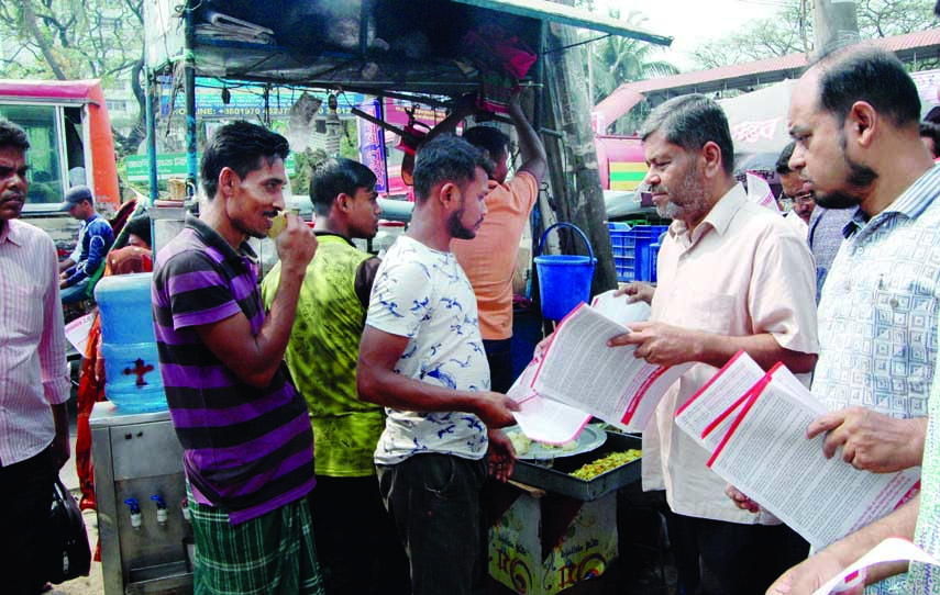 BNP Vice-Chairman Shawkat Mahmud distributing leaflet among the people in the city's Topkhana Road on Sunday in protest against price hike of gas.