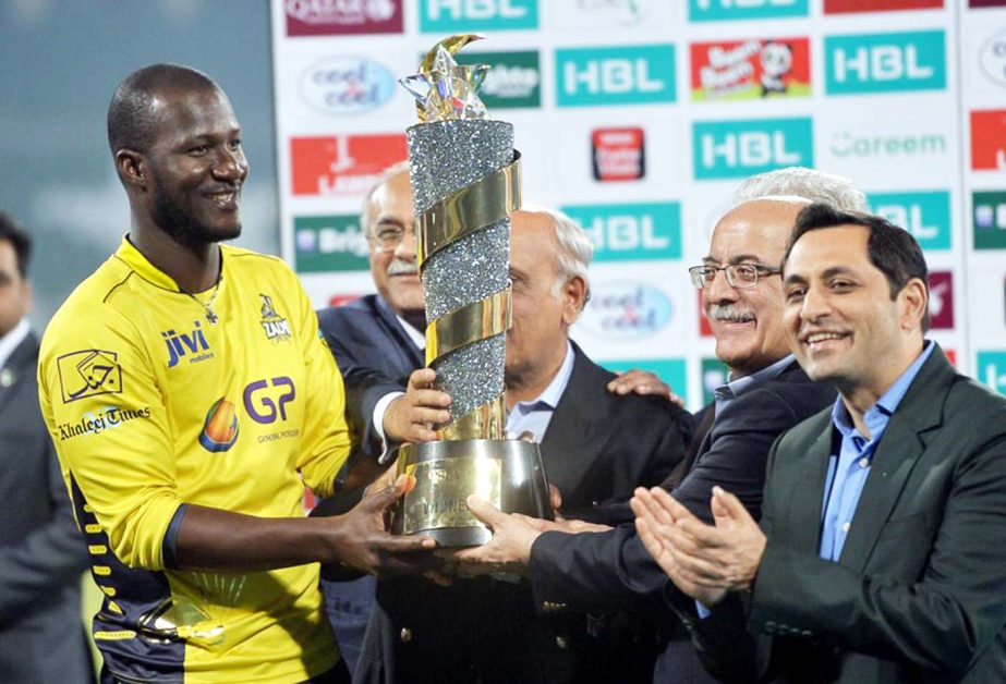 Peshawar Zalmi captain Darran Sammi (C) holds the trophy following his team's victory over Quetta Gladiators in the final cricket match of the Pakistan Super League (PSL) at The Gaddafi Cricket Stadium in Lahore on Sunday.
