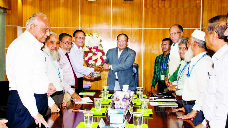 Teachers and officials of Green University of Bangladesh greet Prof Dr Muhammad Fayyaz Khan on Tuesday by giving bouquet for his joining as Pro-Vice-Chancellor of the university.