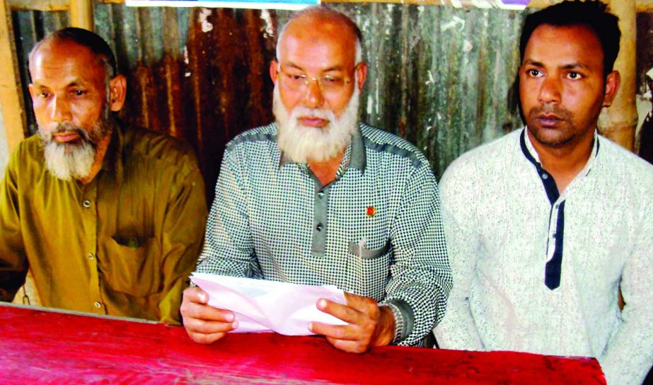 SAGHATA (Gaibandha): Former OC of Saghata Upazila Shahidul Islam Gazi reading out a written statement at press conference protesting a news published in a local daily on Tuesday.