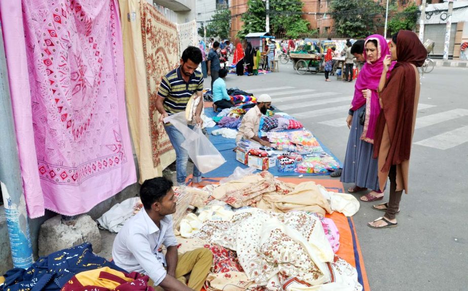 The hawkers sit idle at the holiday market as the buyers are very thin. The snap was taken from in front of the Anti-Corruption Office in the city on Friday.